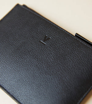 AppleSkin All Black Card Holder | Classic Essentials